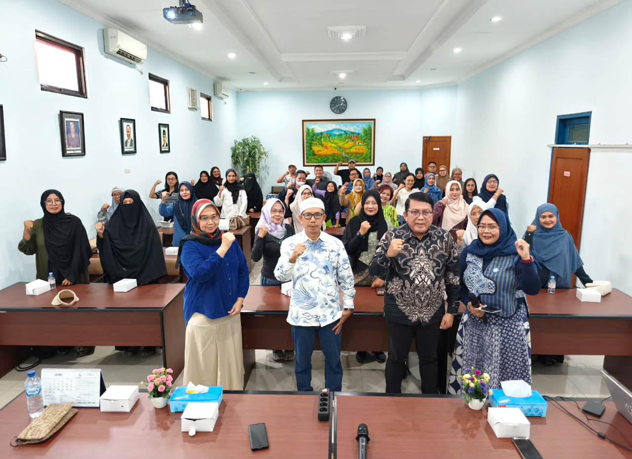 Workshop Peningkatan Daya Saing UMKM melalui Sertifikat Halal, Pengelolaan Keuangan dan Pemasaran Digital.